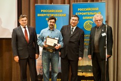 Генеральный директор ЗАО «Светопласт» И.Б. Будницкий, г. Москва получает Золотой сертификат программы «Надежные организации строительного комплекса»