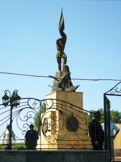 Памятник погибшим русским воинам на Холме Чести в г. Гюмри (Армения)